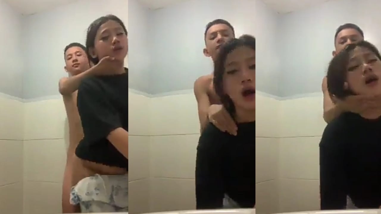 Bokep SMP Ajak Paksa Ayang Ngewe Doggy di Toilet