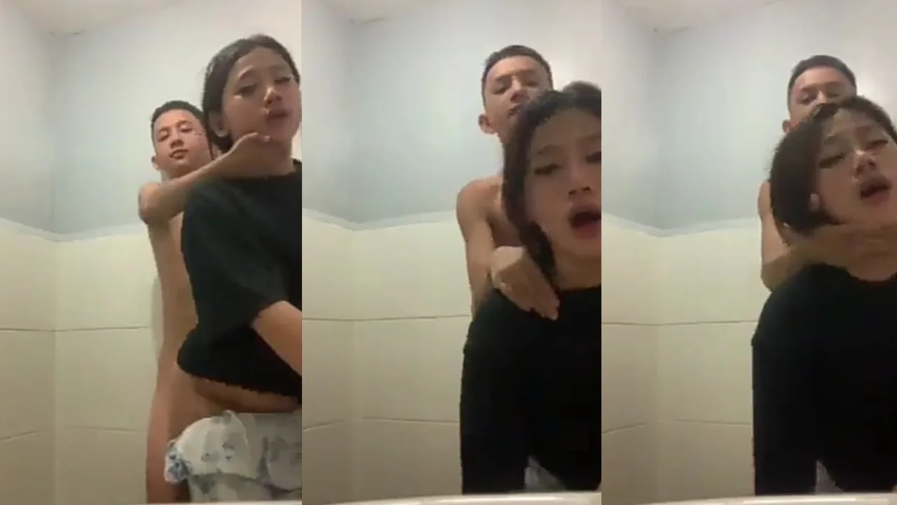 Bokep SMP Ajak Paksa Ayang Ngewe Doggy di Toilet