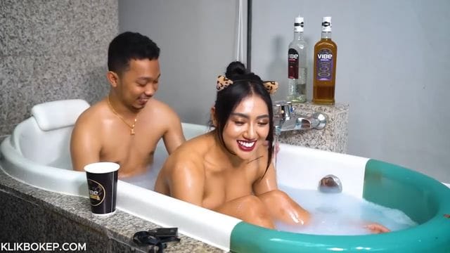 Bokep Indo Melly3gp Mandi Bersama Mana Tahan Adek di Bawah