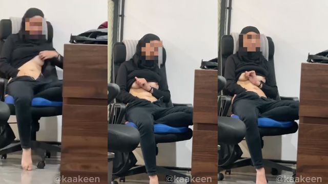 Bokep Indo Kaakeen Hijab Sange Colmek di Kursi Kantor
